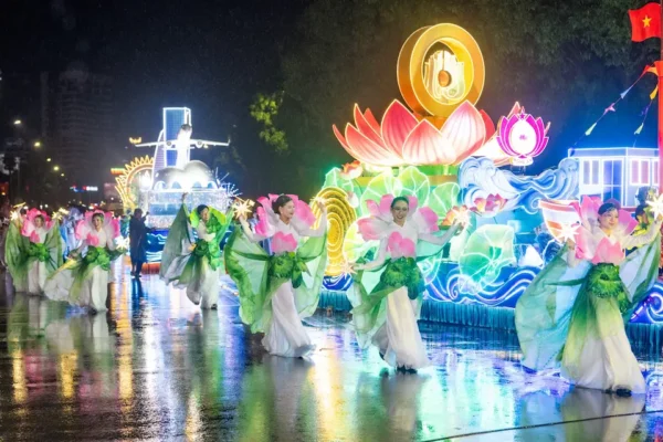 Nằm trong chuỗi hoạt động chào mừng Quốc khánh 2 9, Carnival Nghệ An 2026 mang chủ đề Ánh dương bất tận do UBND tỉnh và Tập đoàn Sun Group phối hợp tổ chức đã thổi bùng sức sống cho phố phường trung tâm, thu hút sự góp mặt của hàng ngàn người dân và du khách